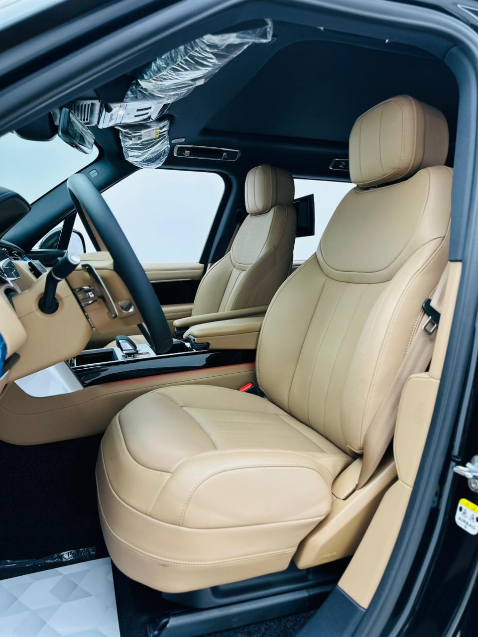 2025 Land Rover Range Rover Vogue photo 2