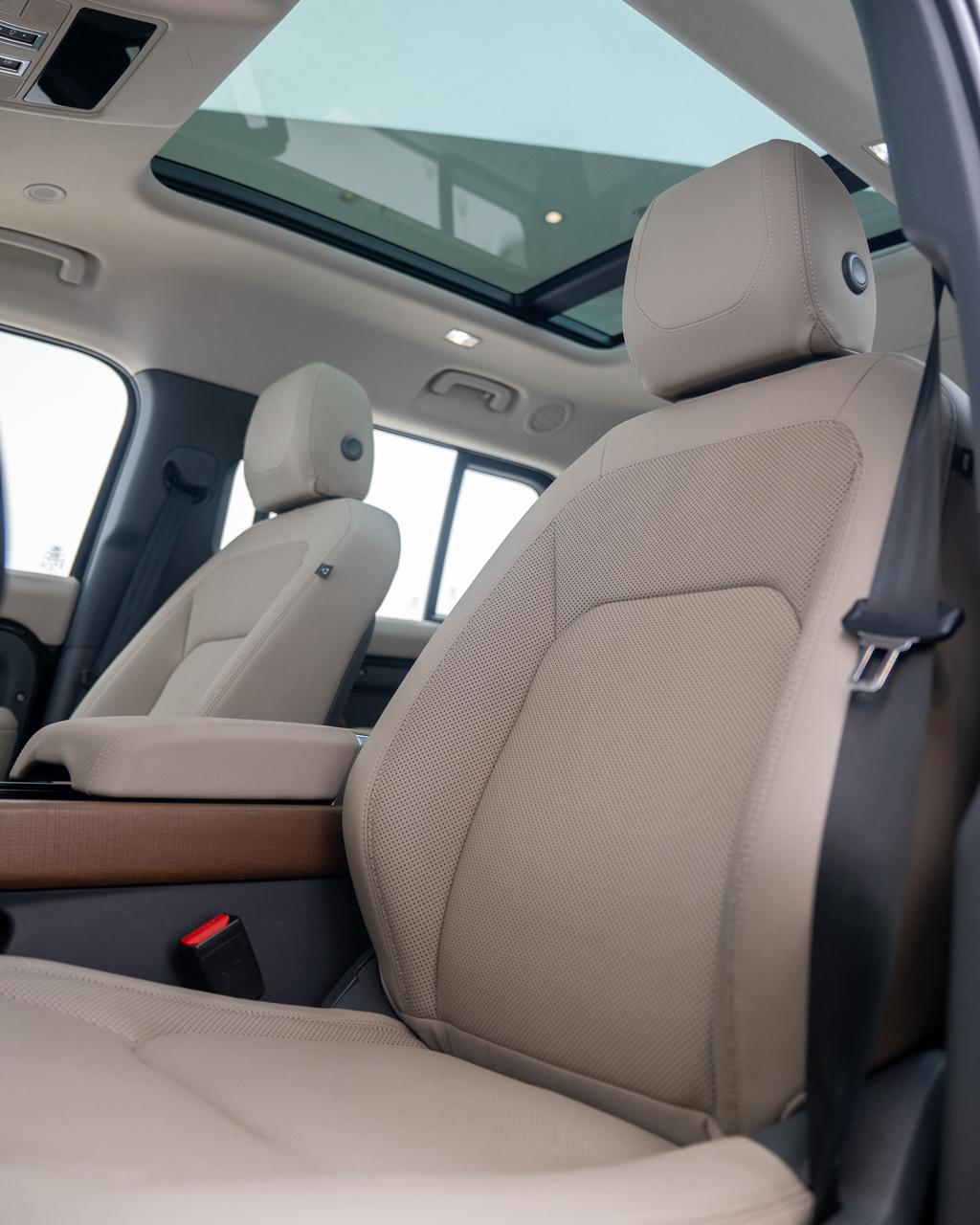2023 Land Rover Defender photo 2