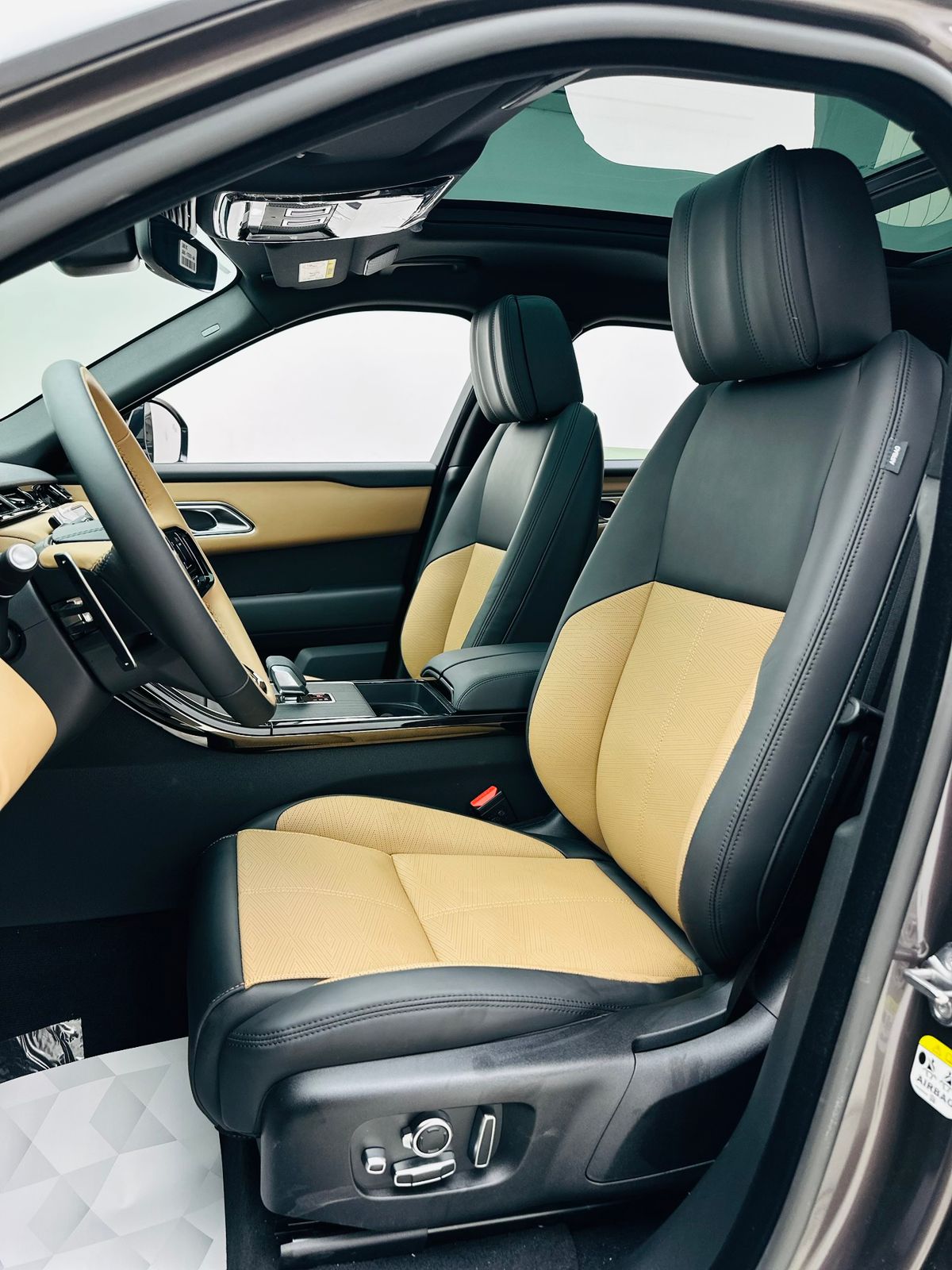 2025 Land Rover Range Rover Velar photo 2