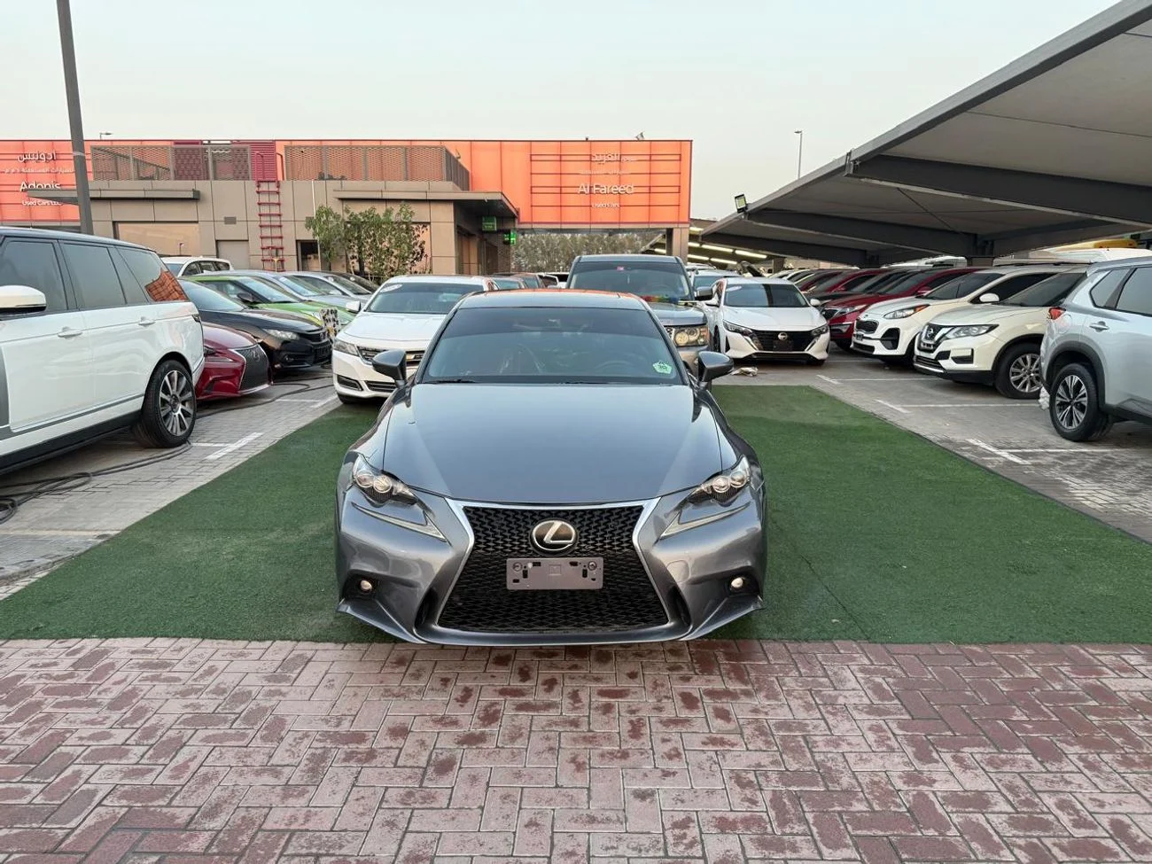 2016 Lexus IS photo 2