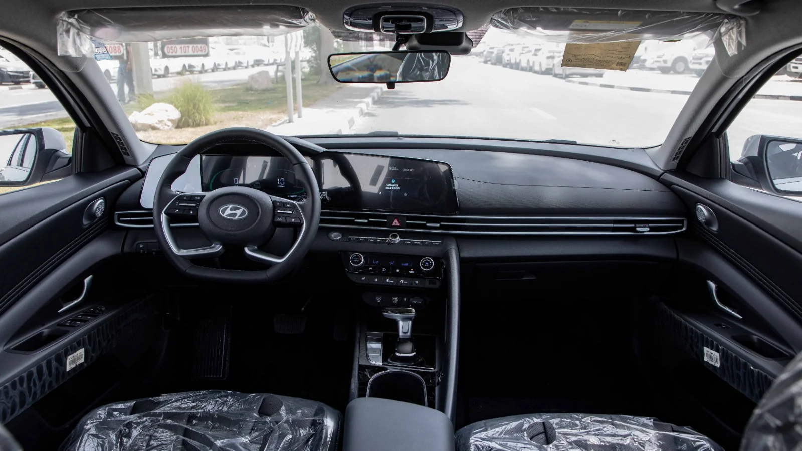 2025 Hyundai Elantra photo 3