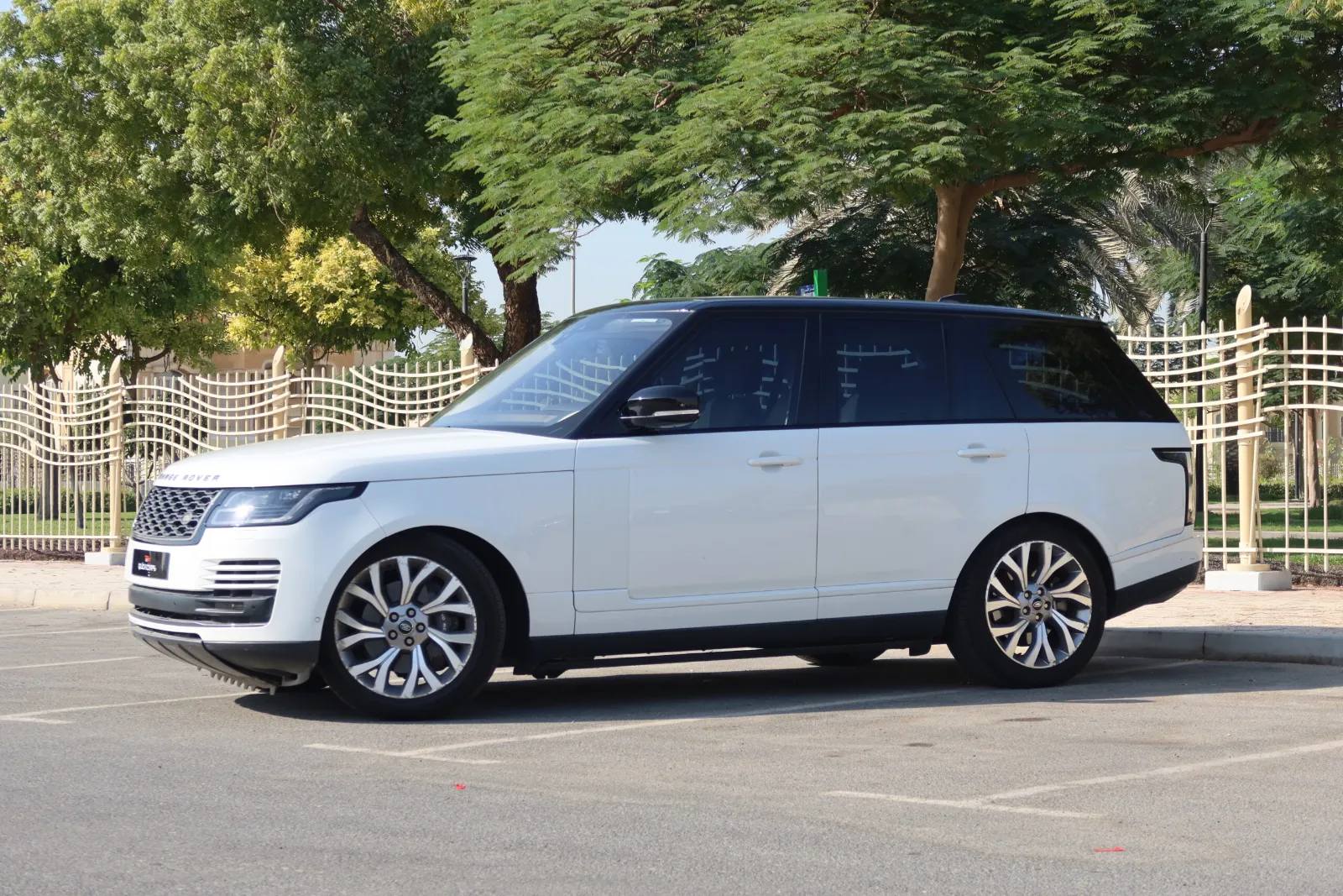 2021 Land Rover Vogue photo 2