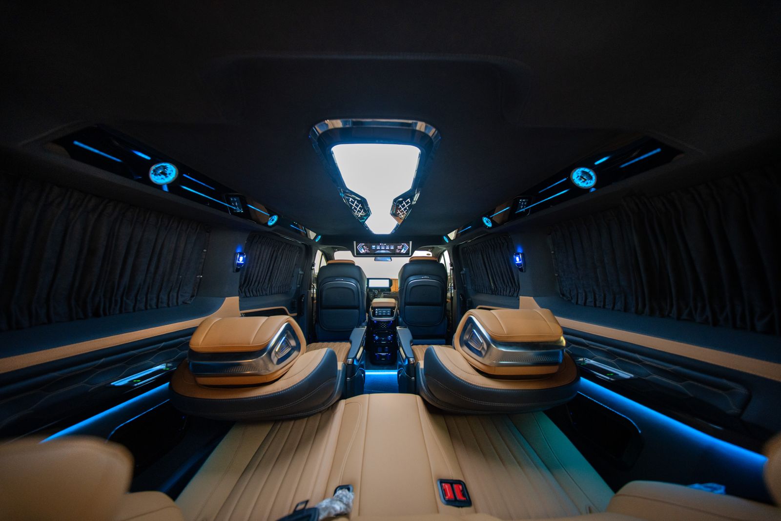 2025 Ford Tourneo photo 3