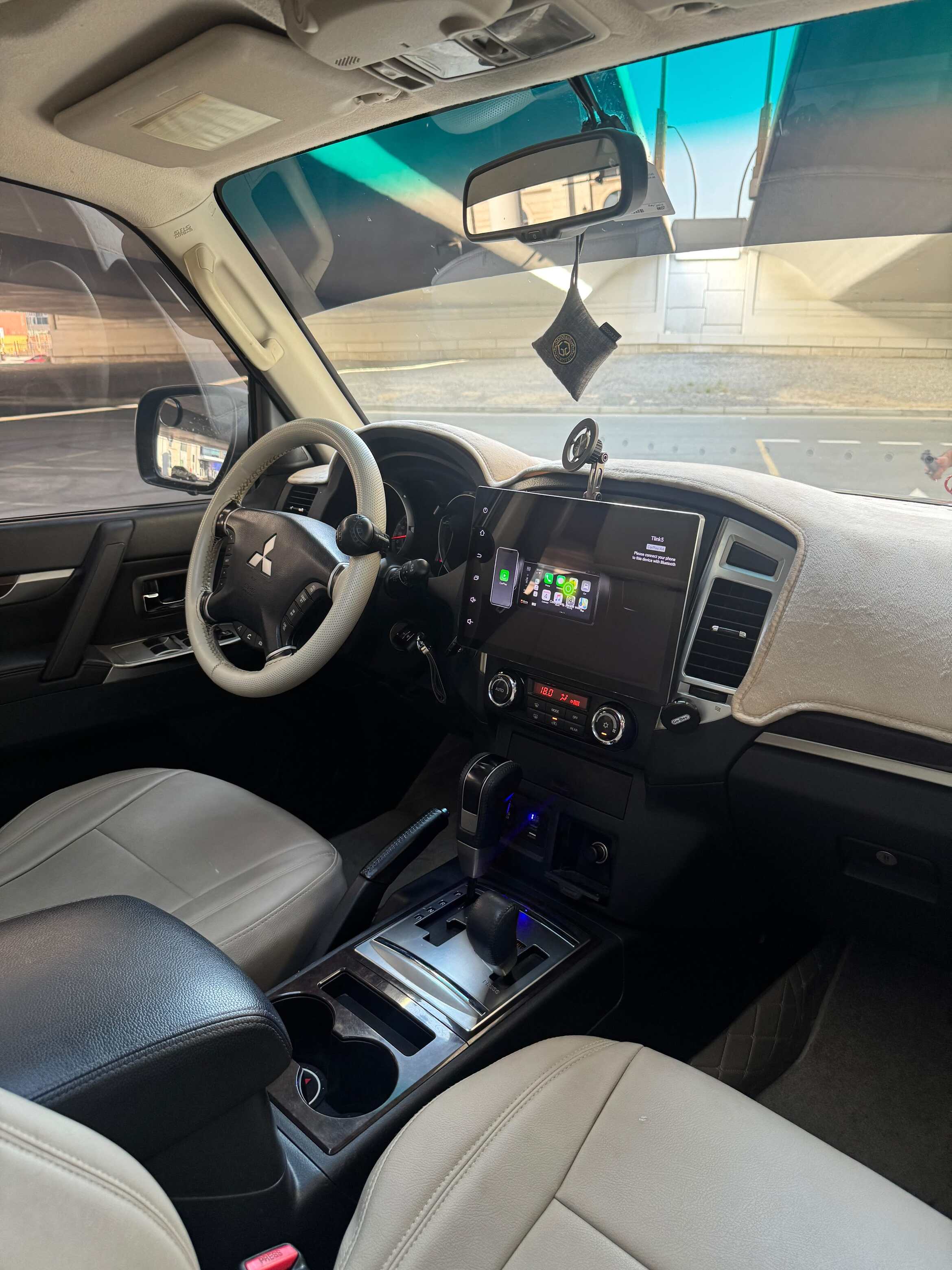 2015 Mitsubishi Pajero photo 3