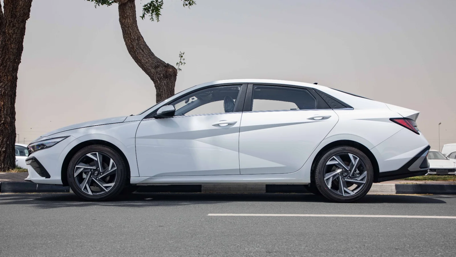 2025 Hyundai Elantra photo 2