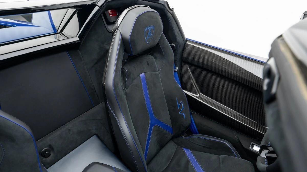 2017 Lamborghini Aventador photo 3
