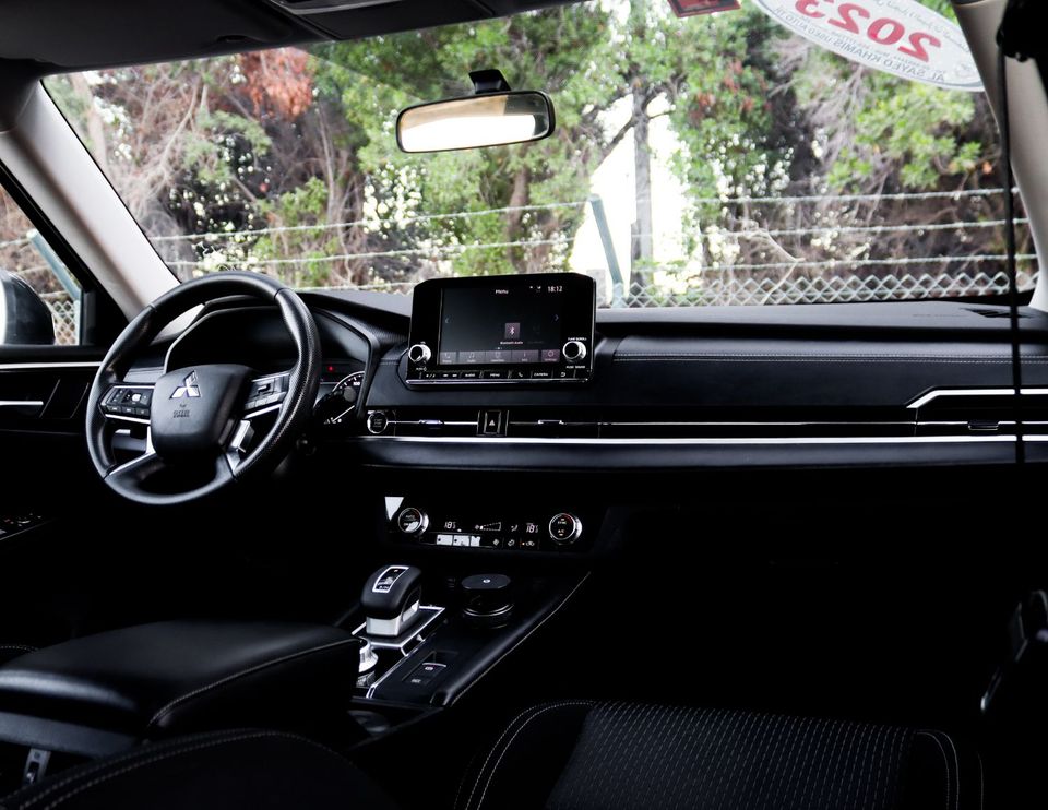 2023 Mitsubishi Outlander photo 4