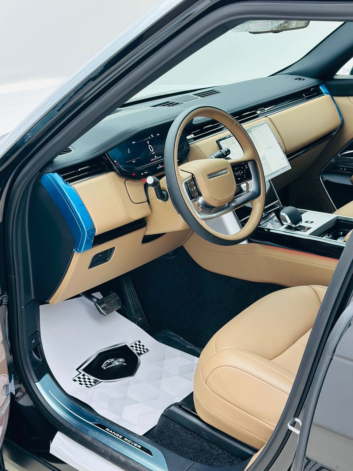 2025 Land Rover Range Rover Vogue photo 3