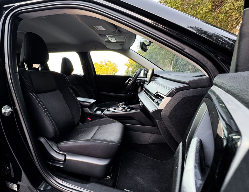 2023 Mitsubishi Outlander photo 3
