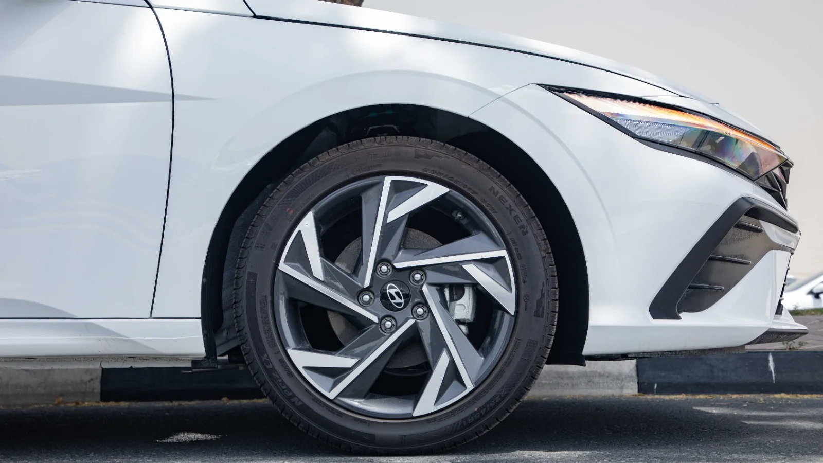 2025 Hyundai Elantra photo 5