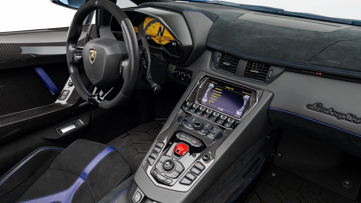 2017 Lamborghini Aventador photo 2
