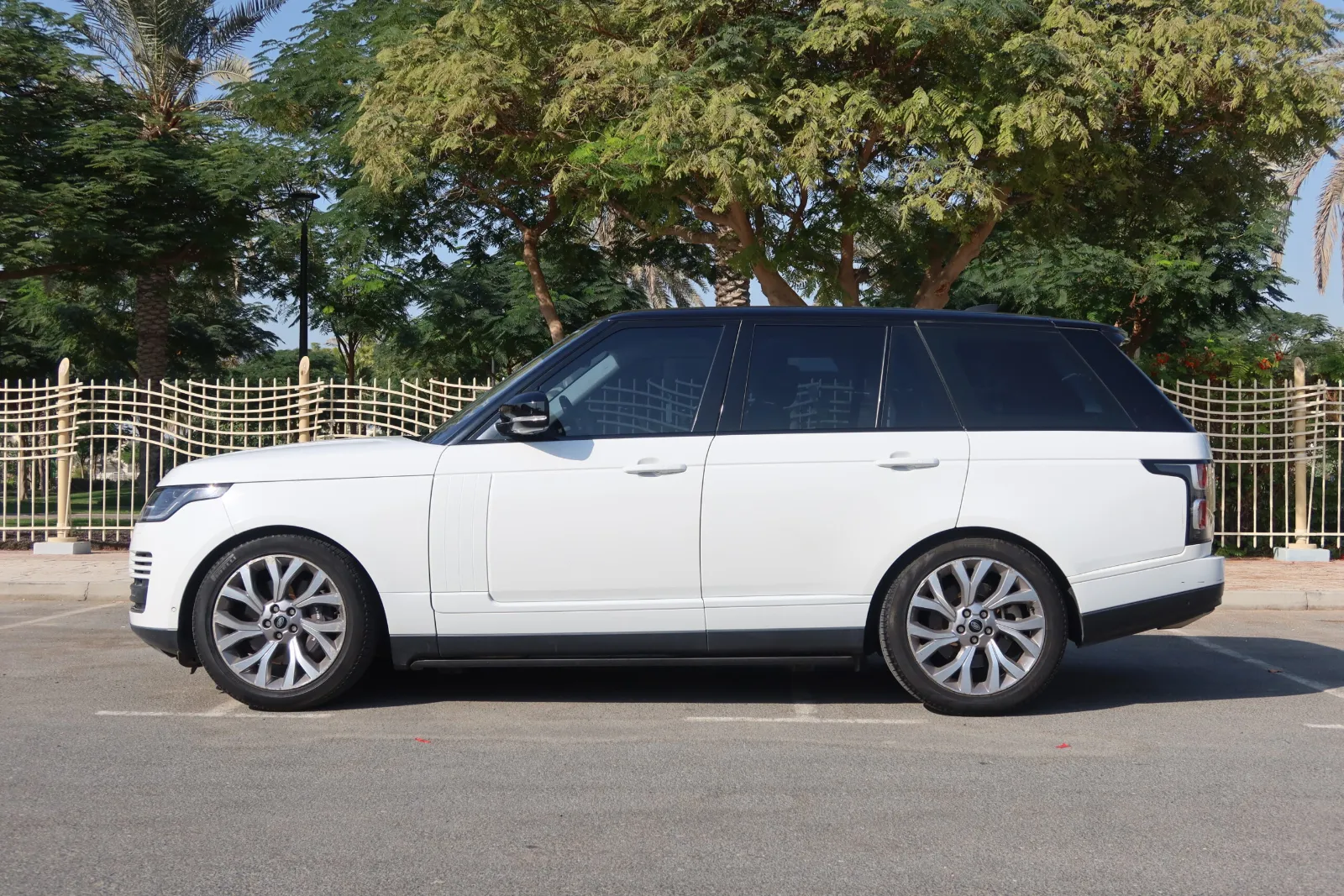 2021 Land Rover Vogue photo 3