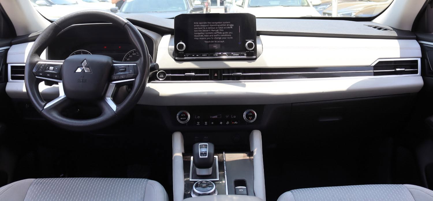 2023 Mitsubishi Outlander photo 4