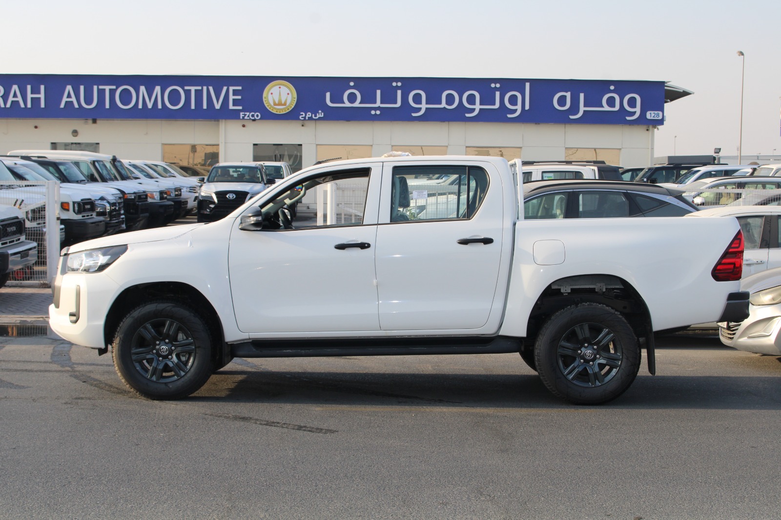 2025 Toyota Hilux photo 2