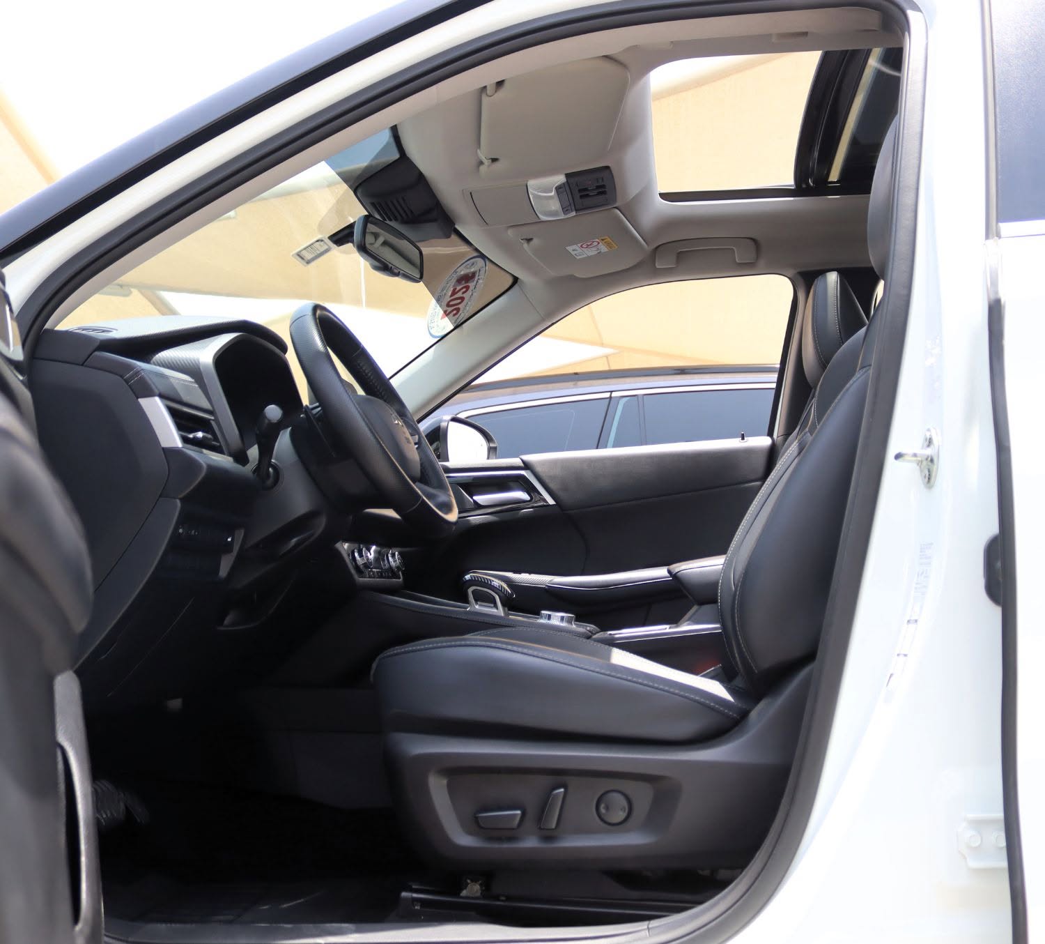 2025 Mitsubishi Outlander photo 2