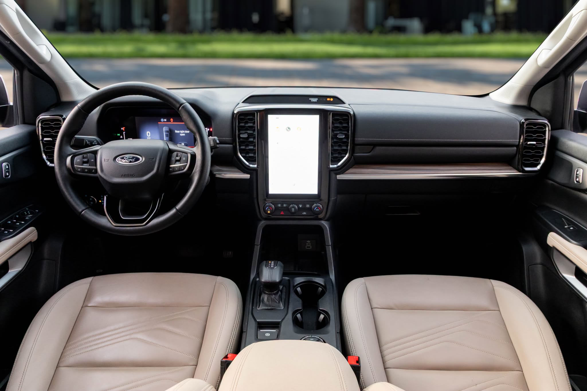 2024 Ford Everest photo 3