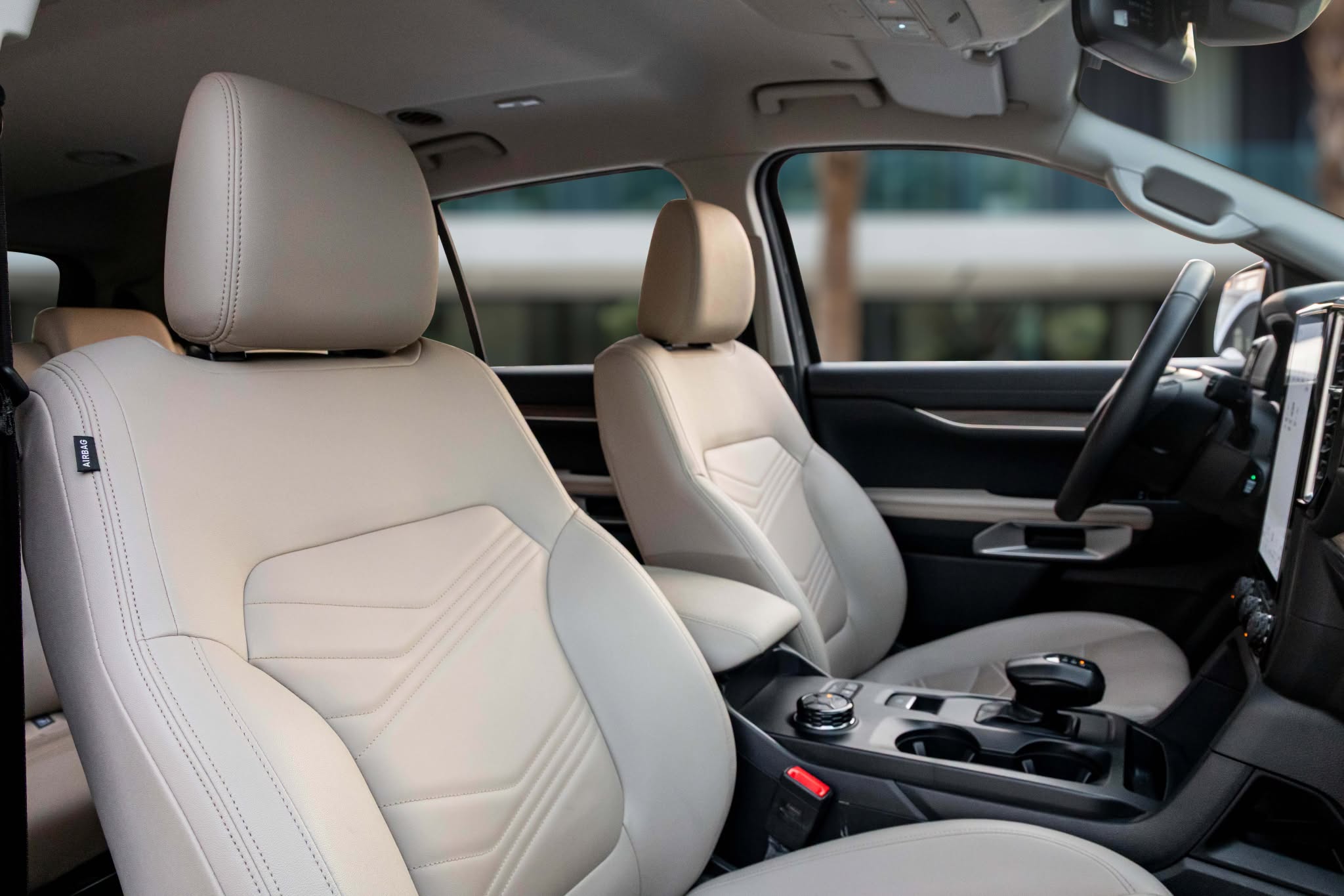 2024 Ford Everest photo 2