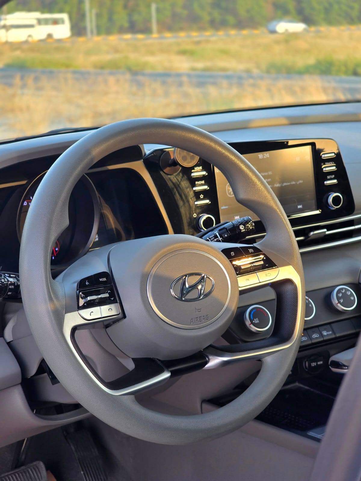 2022 Hyundai Elantra photo 5