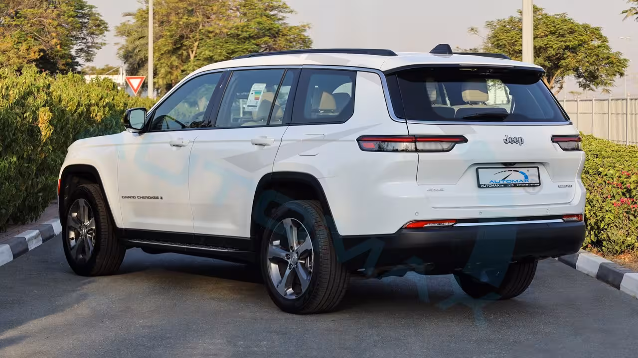 2025 Jeep Grand Cherokee photo 3