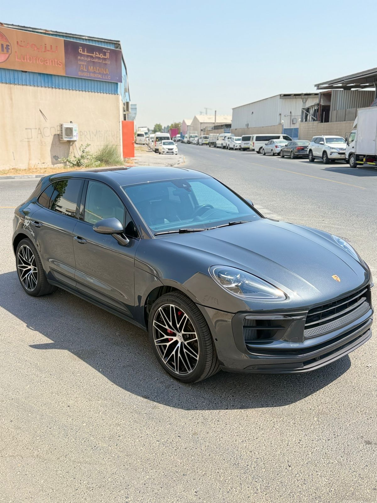 2024 Porsche Macan photo 2