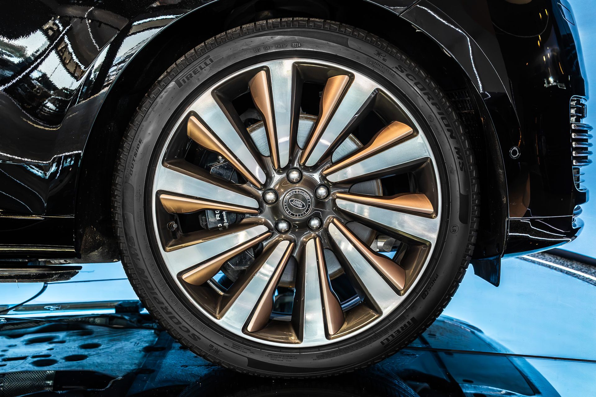 2025 Land Rover Range Rover SV photo 4