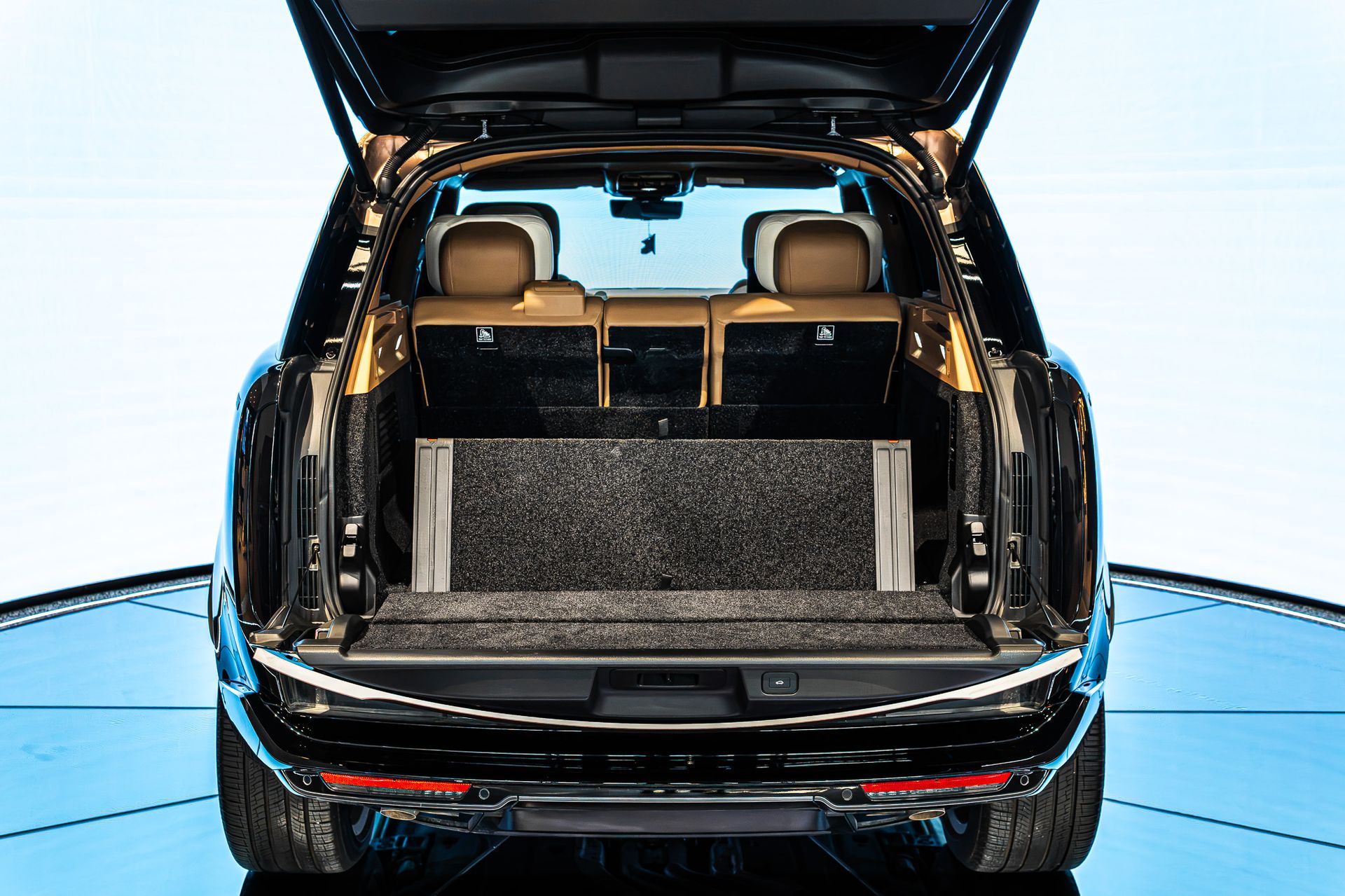 2025 Land Rover Range Rover SV photo 5