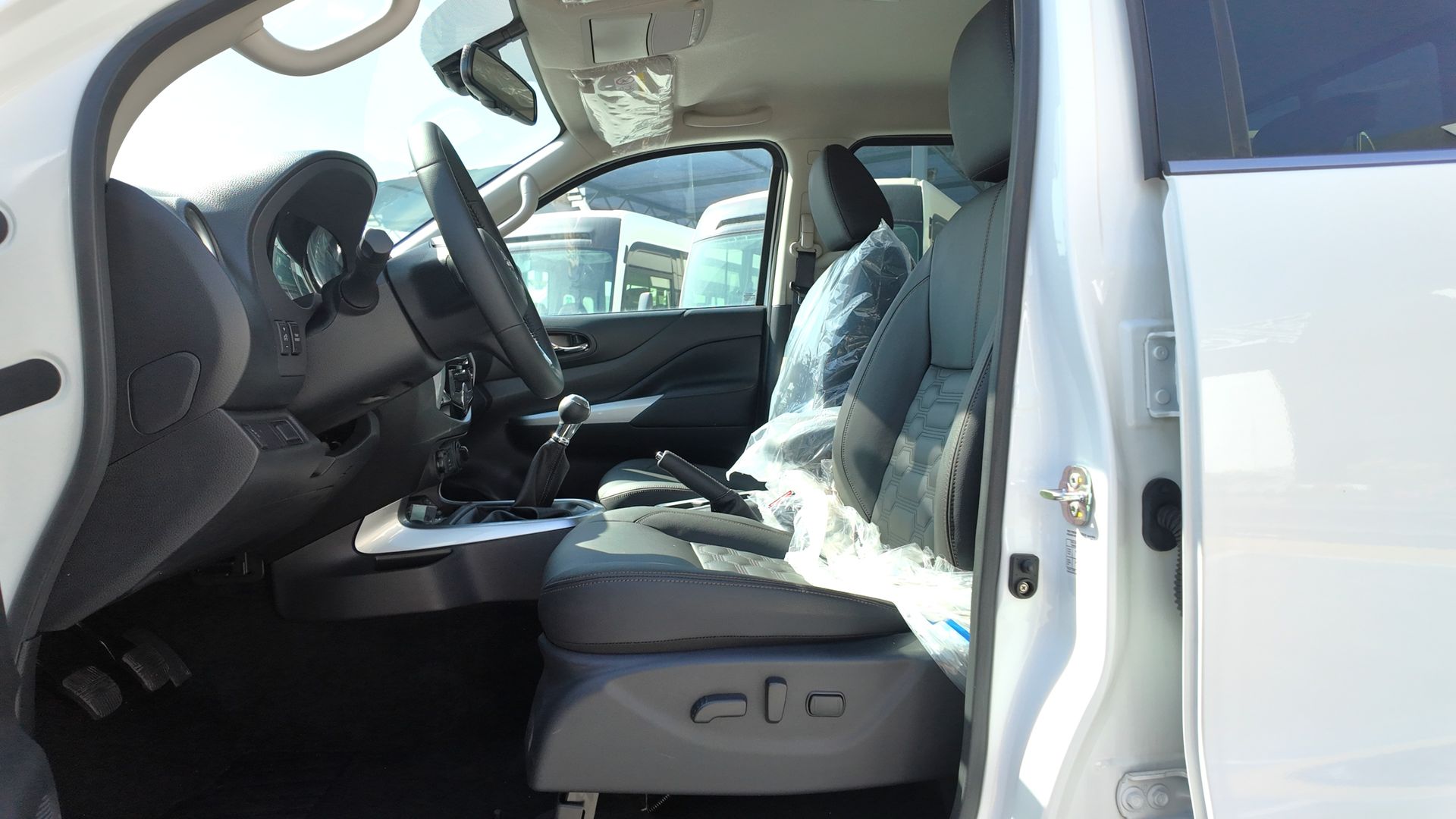 2025 Nissan Navara photo 5