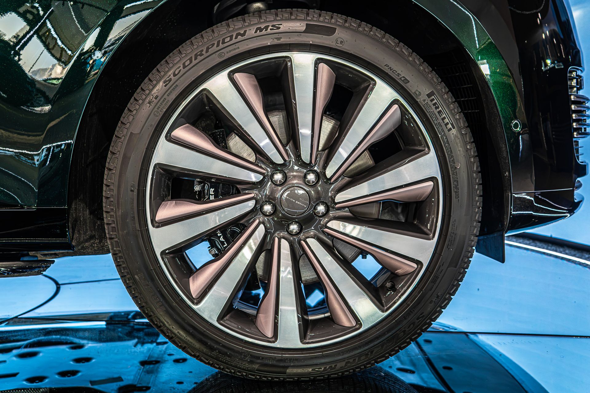 2026 Land Rover Range Rover SV photo 4
