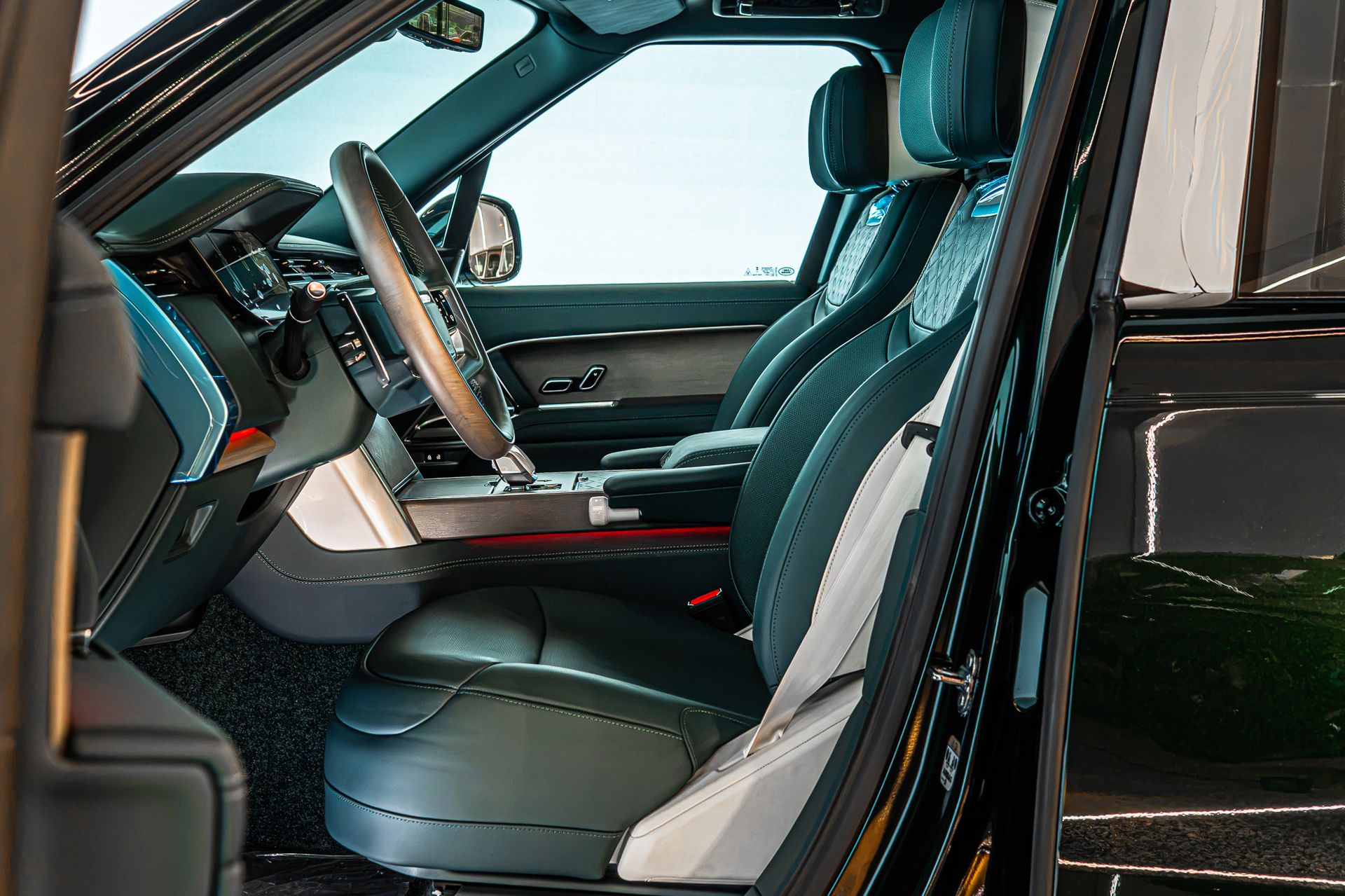 2026 Land Rover Range Rover SV photo 5