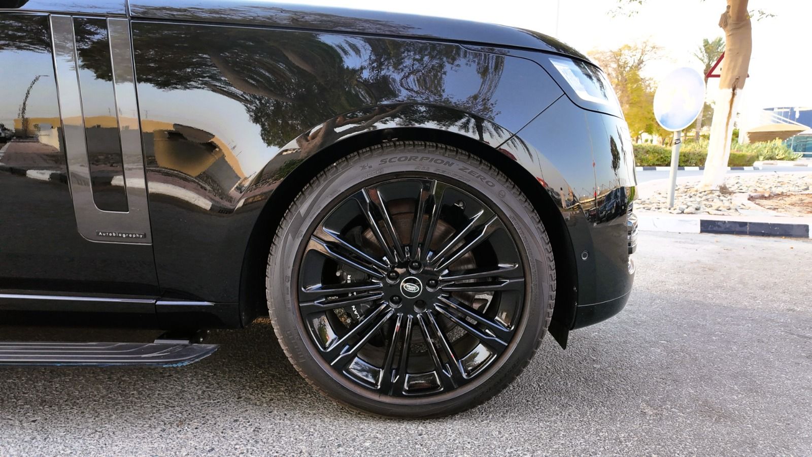 2023 Land Rover Range Rover Autobiography photo 3