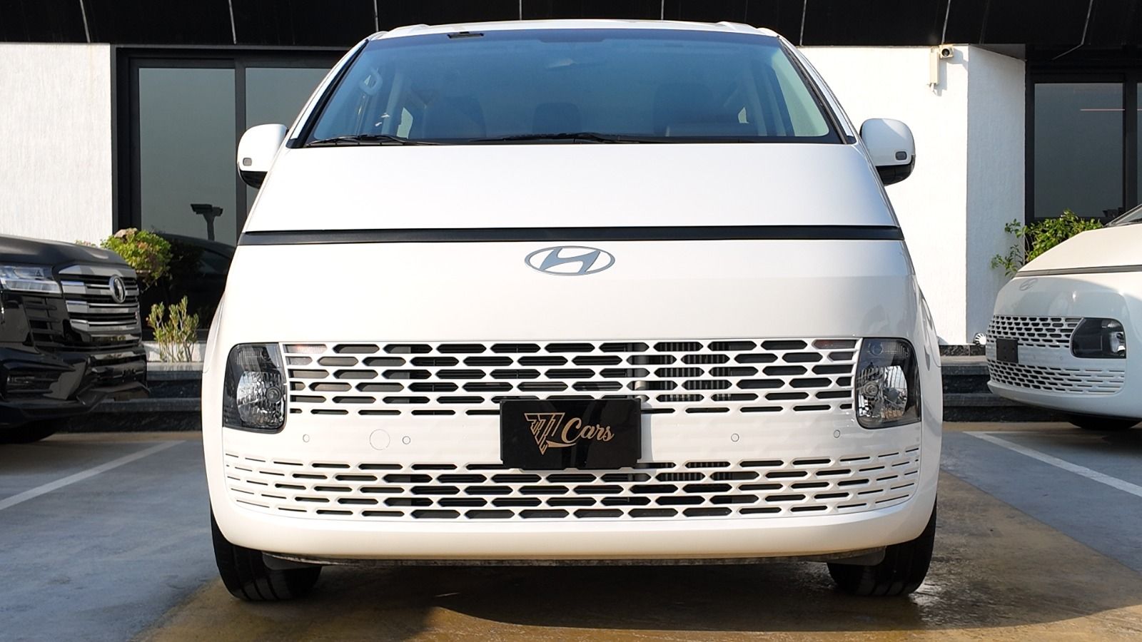 2026 Hyundai Staria photo 2