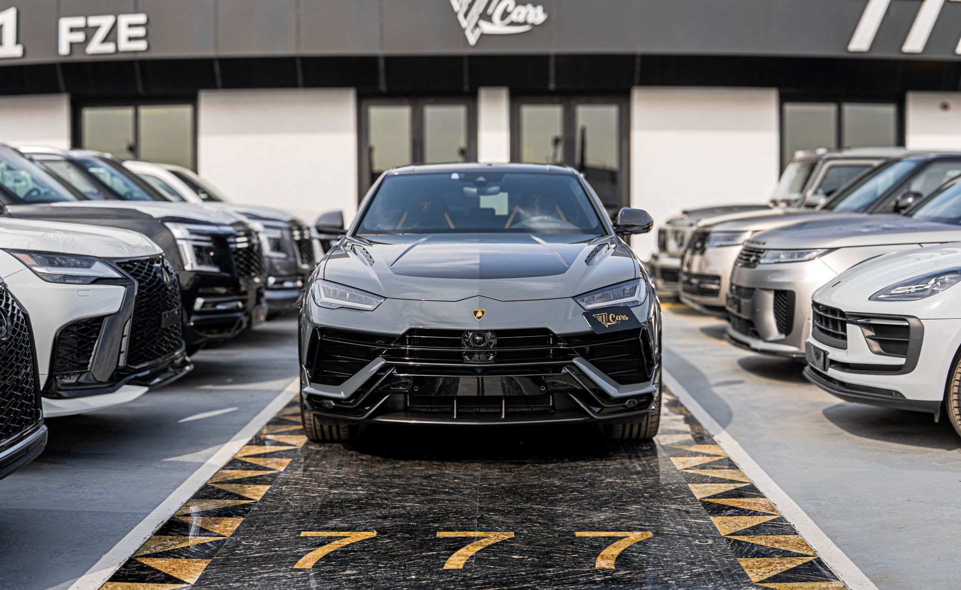 2024 Lamborghini Urus photo 2