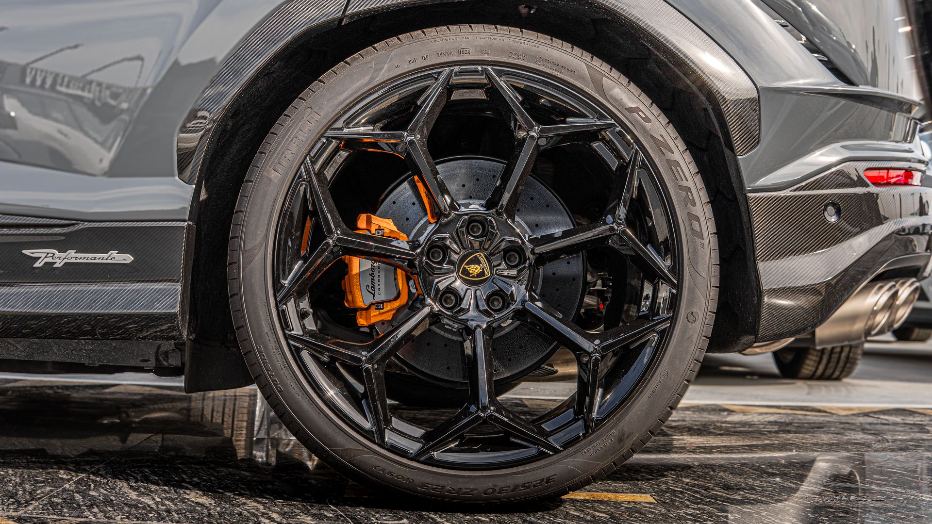 2024 Lamborghini Urus photo 4
