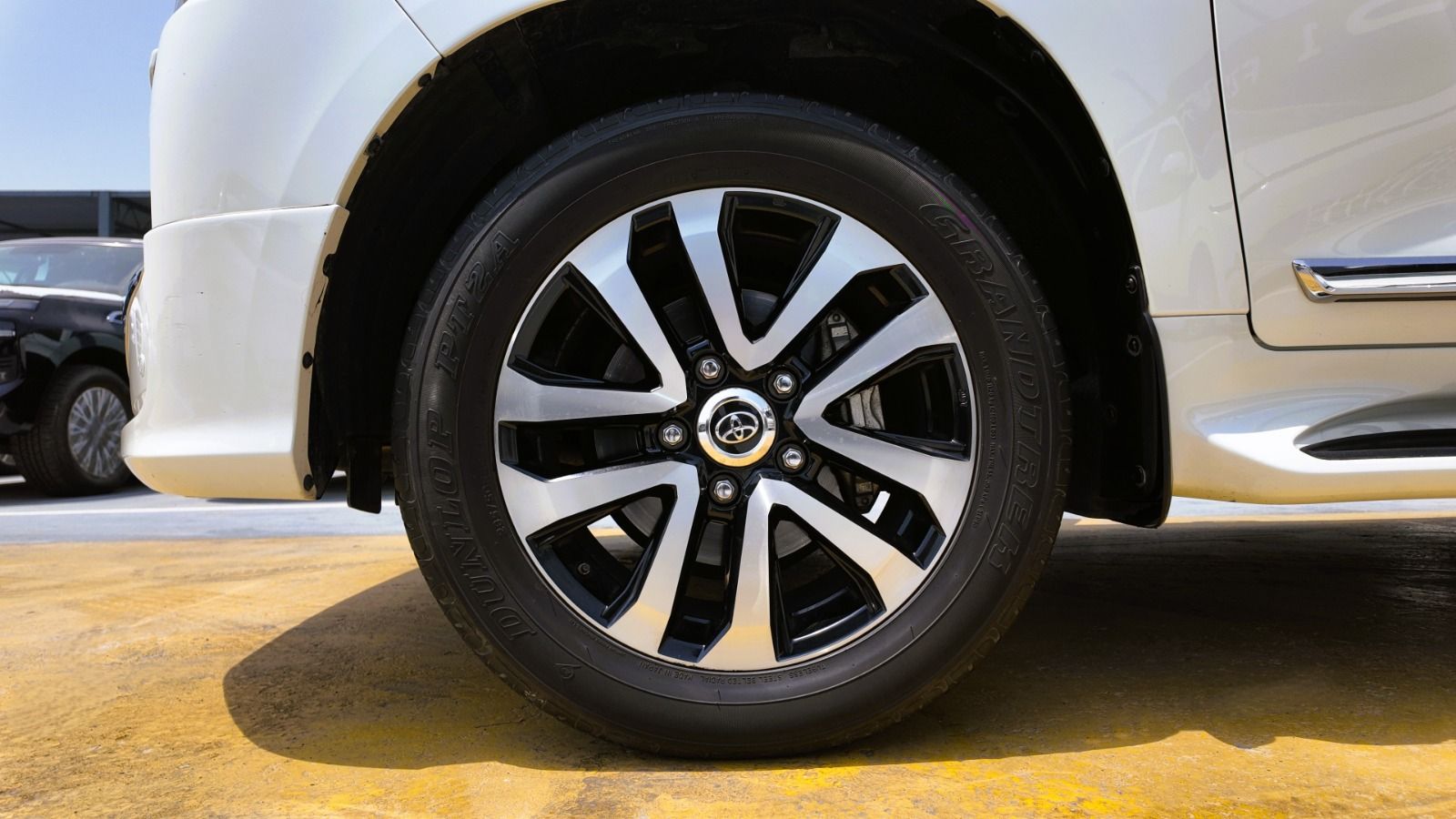 2019 Toyota Land Cruiser photo 4