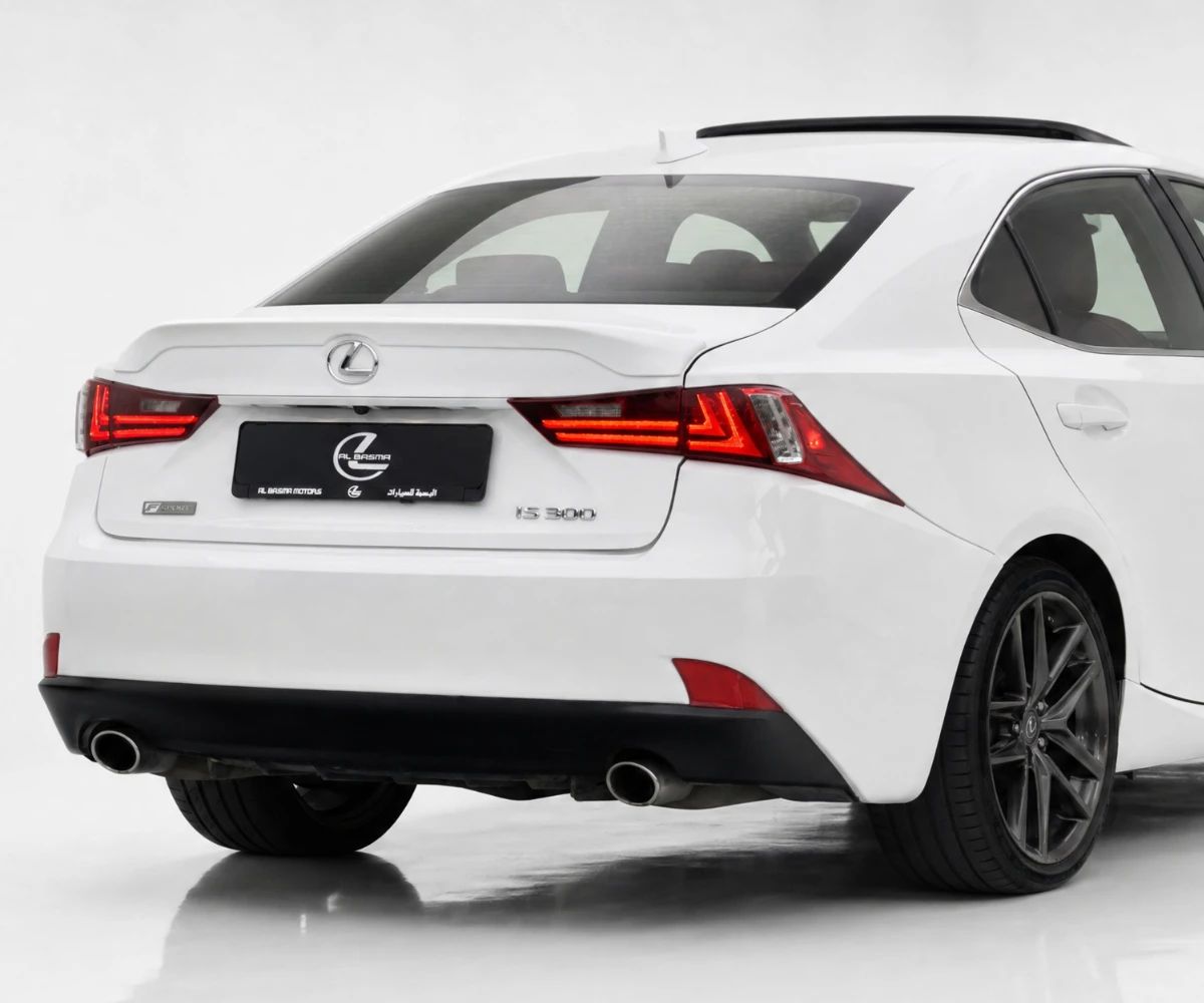 2016 Lexus IS photo 4
