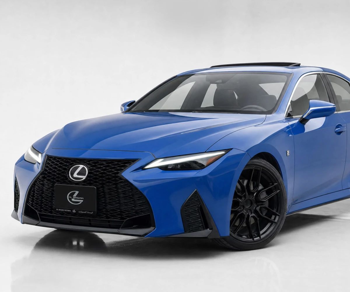 2021 Lexus IS photo 2
