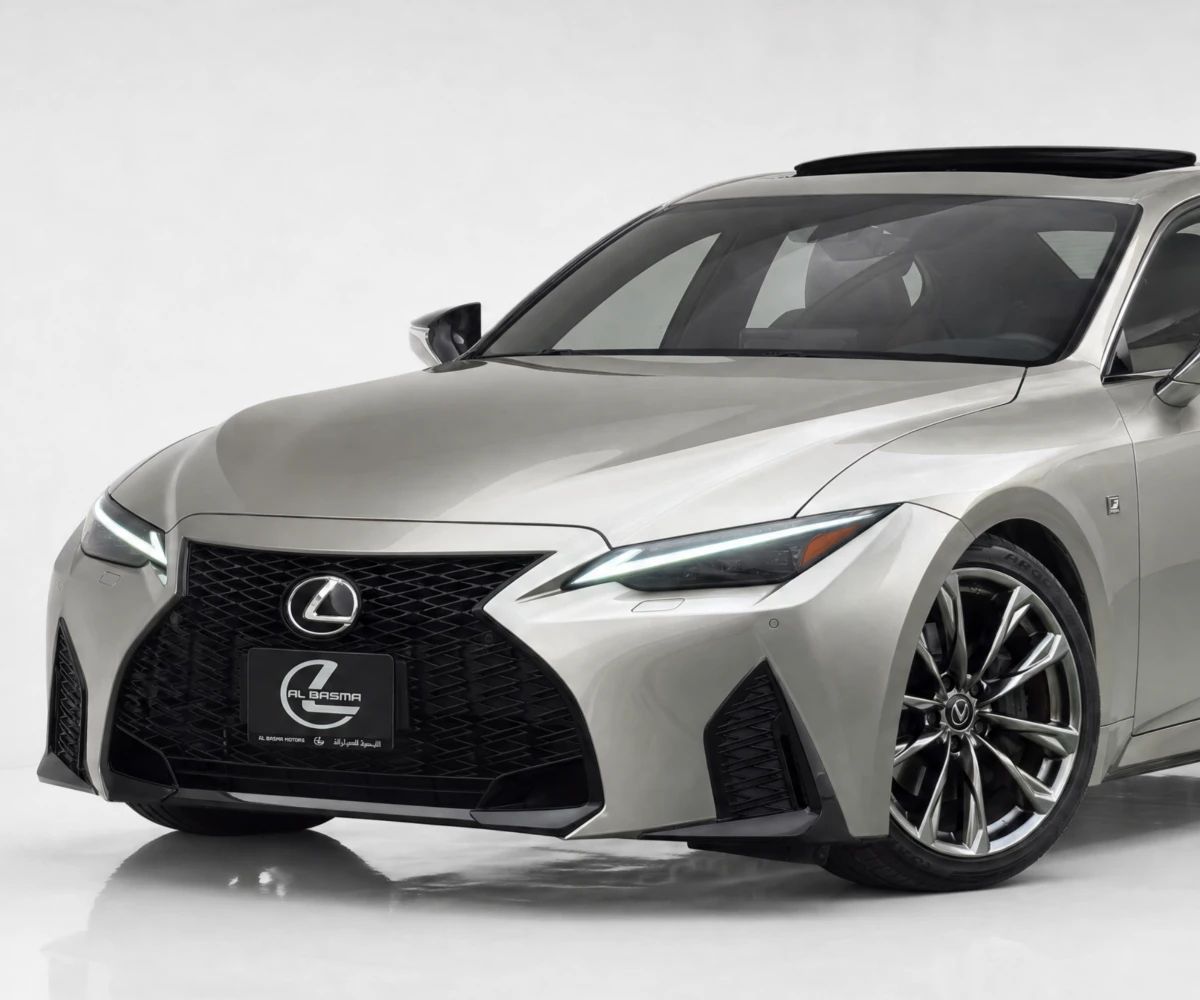 2022 Lexus IS photo 2