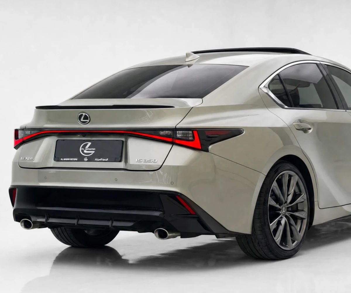 2022 Lexus IS photo 4