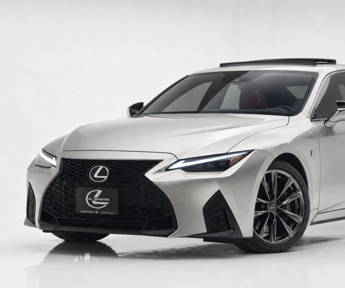 2022 Lexus IS photo 2