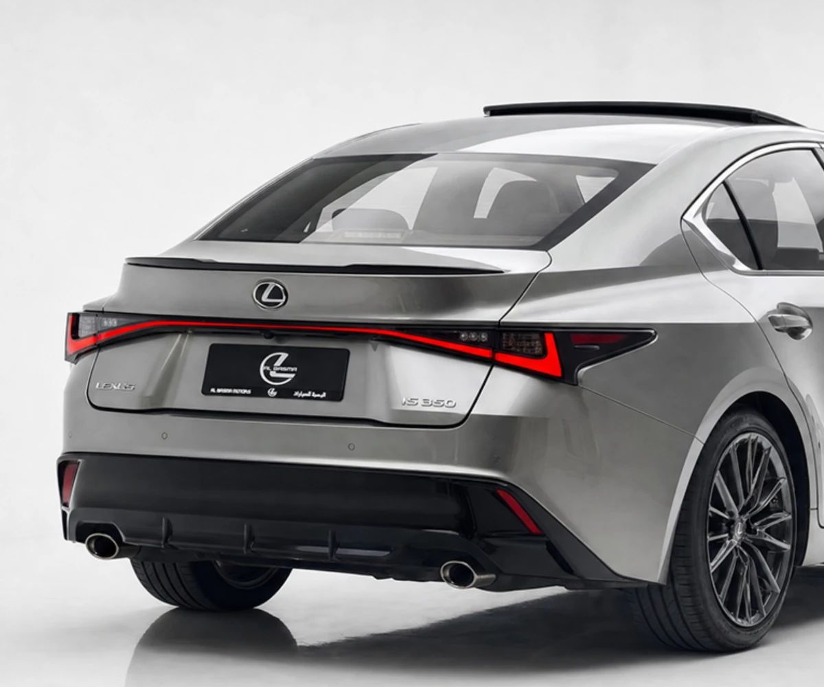 2022 Lexus IS photo 3