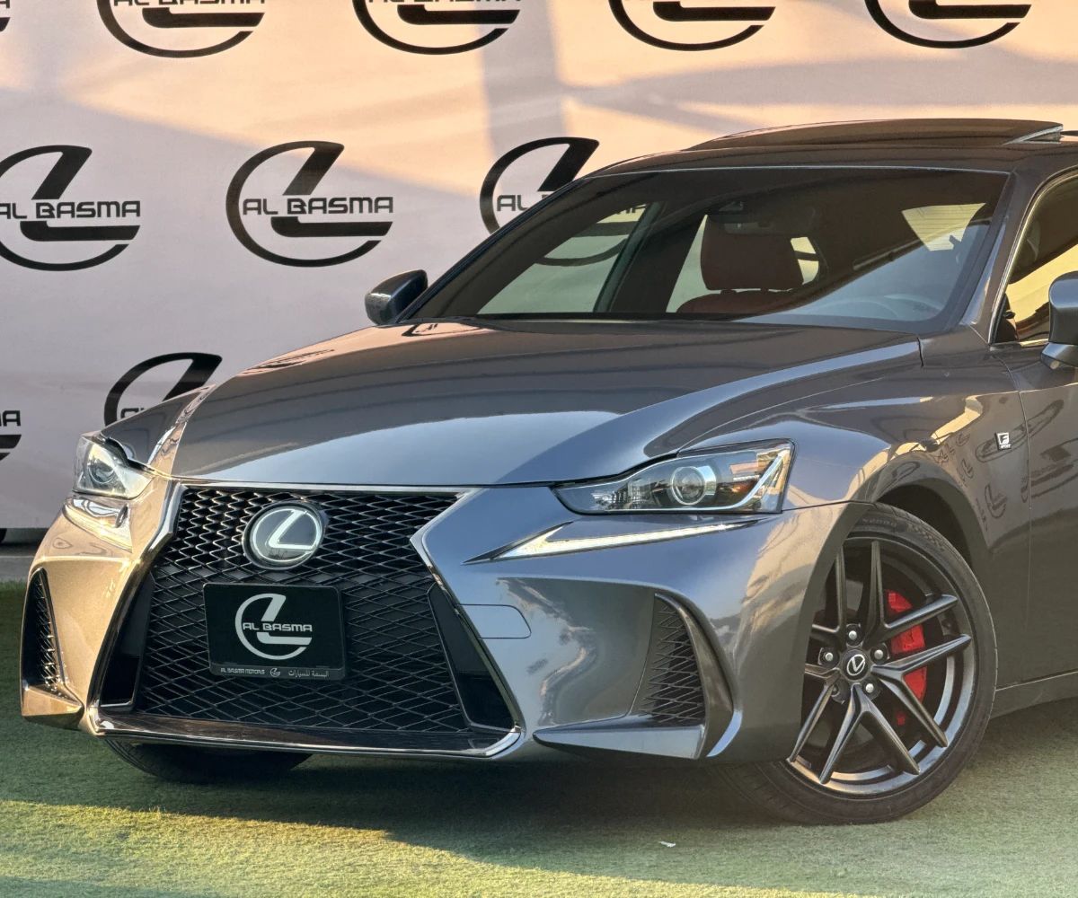 2017 Lexus IS photo 2