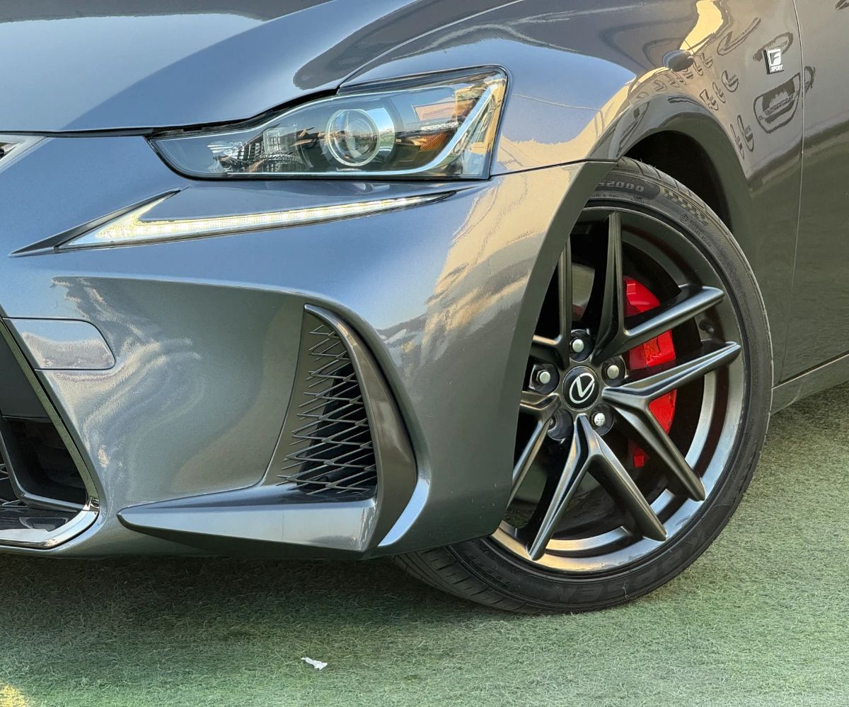 2017 Lexus IS photo 3