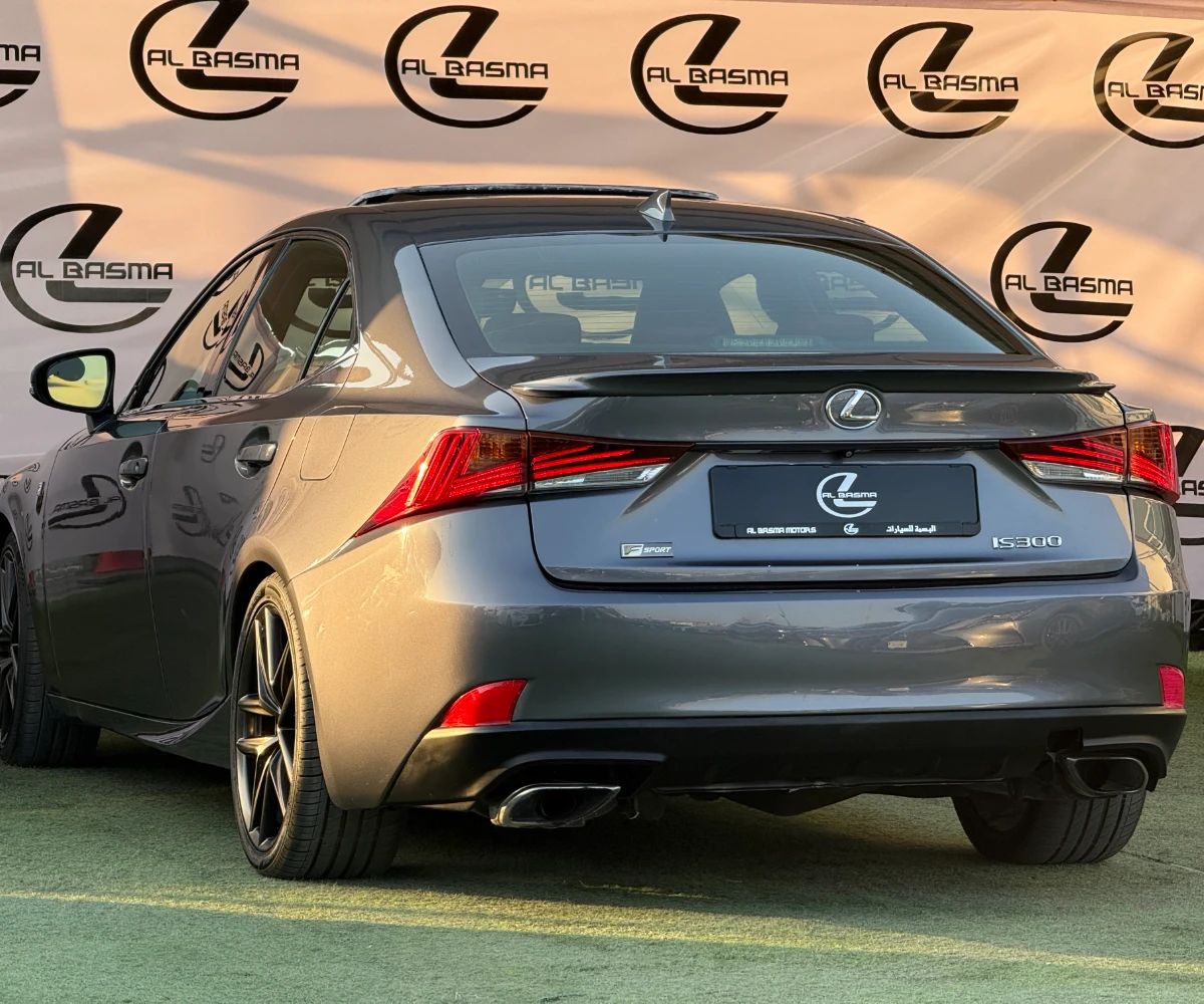 2017 Lexus IS photo 4