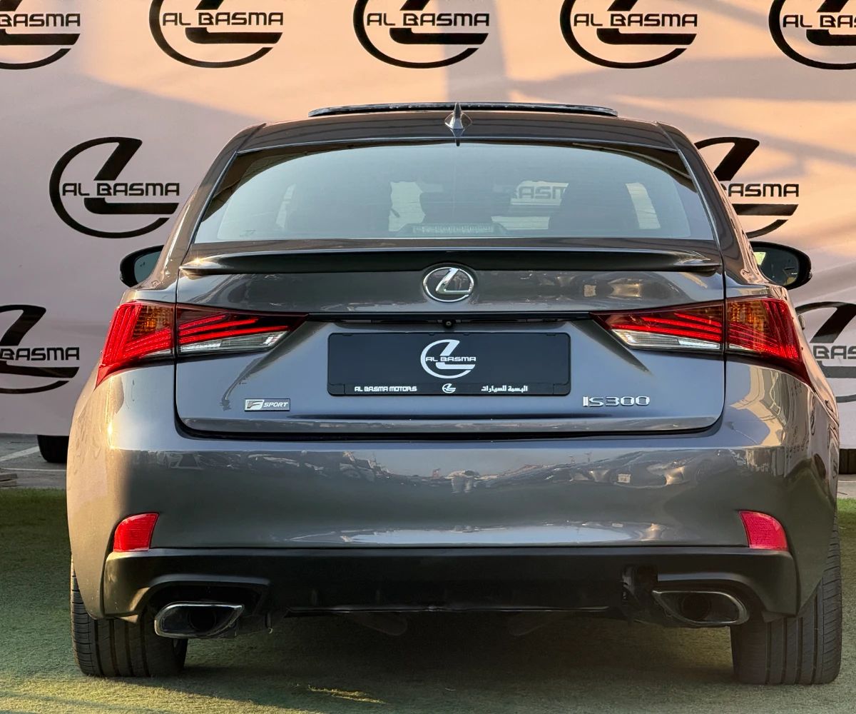 2017 Lexus IS photo 5