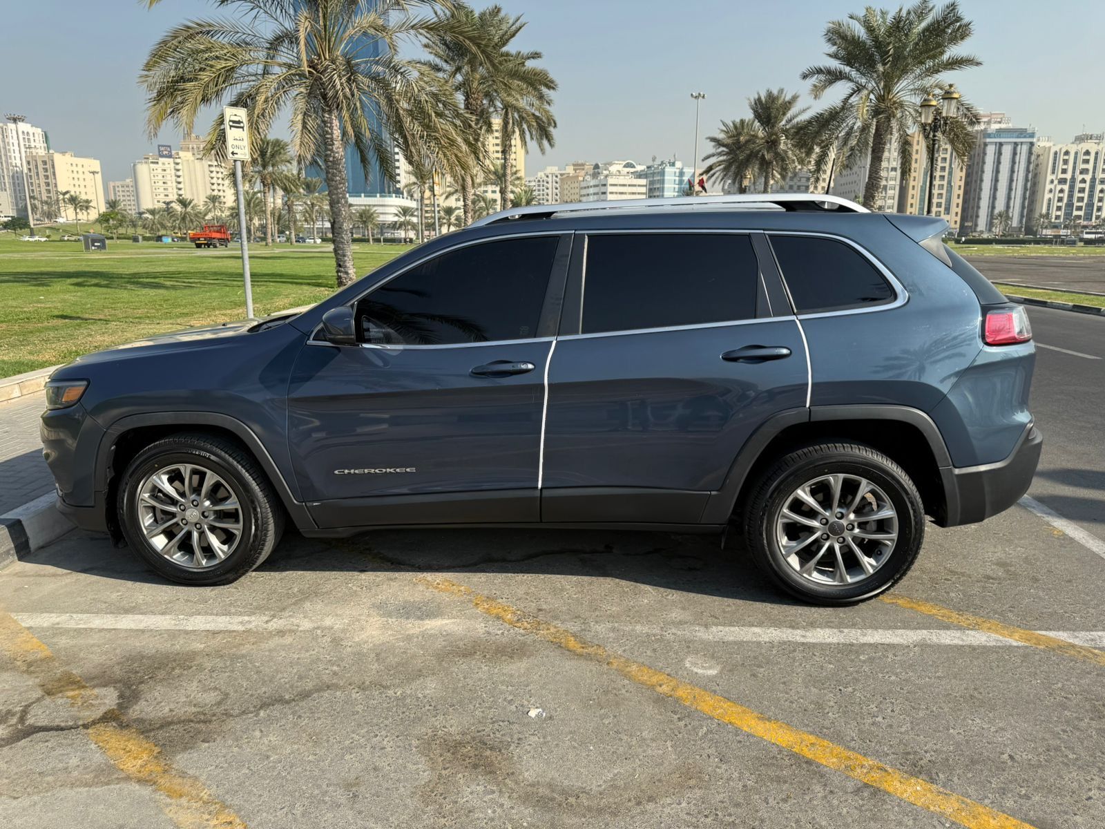 2019 Jeep Cherokee photo 5