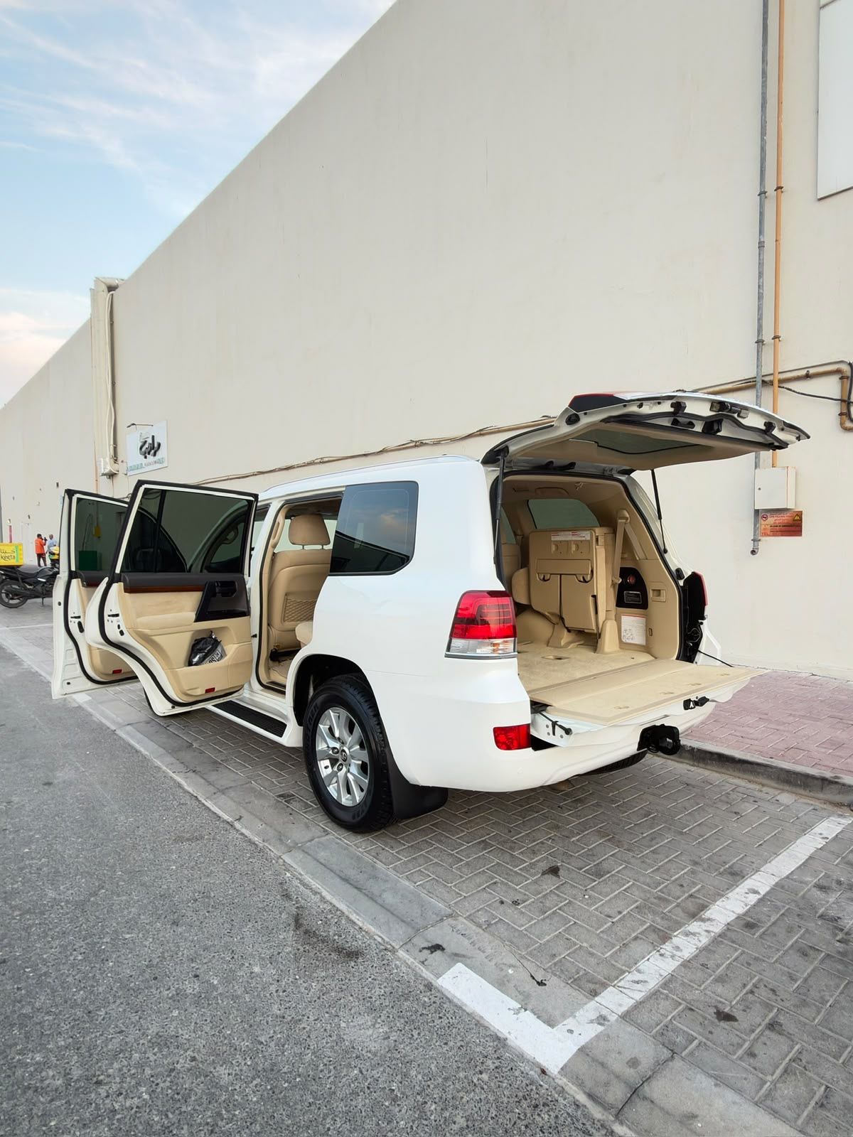 2017 Toyota Land Cruiser photo 4