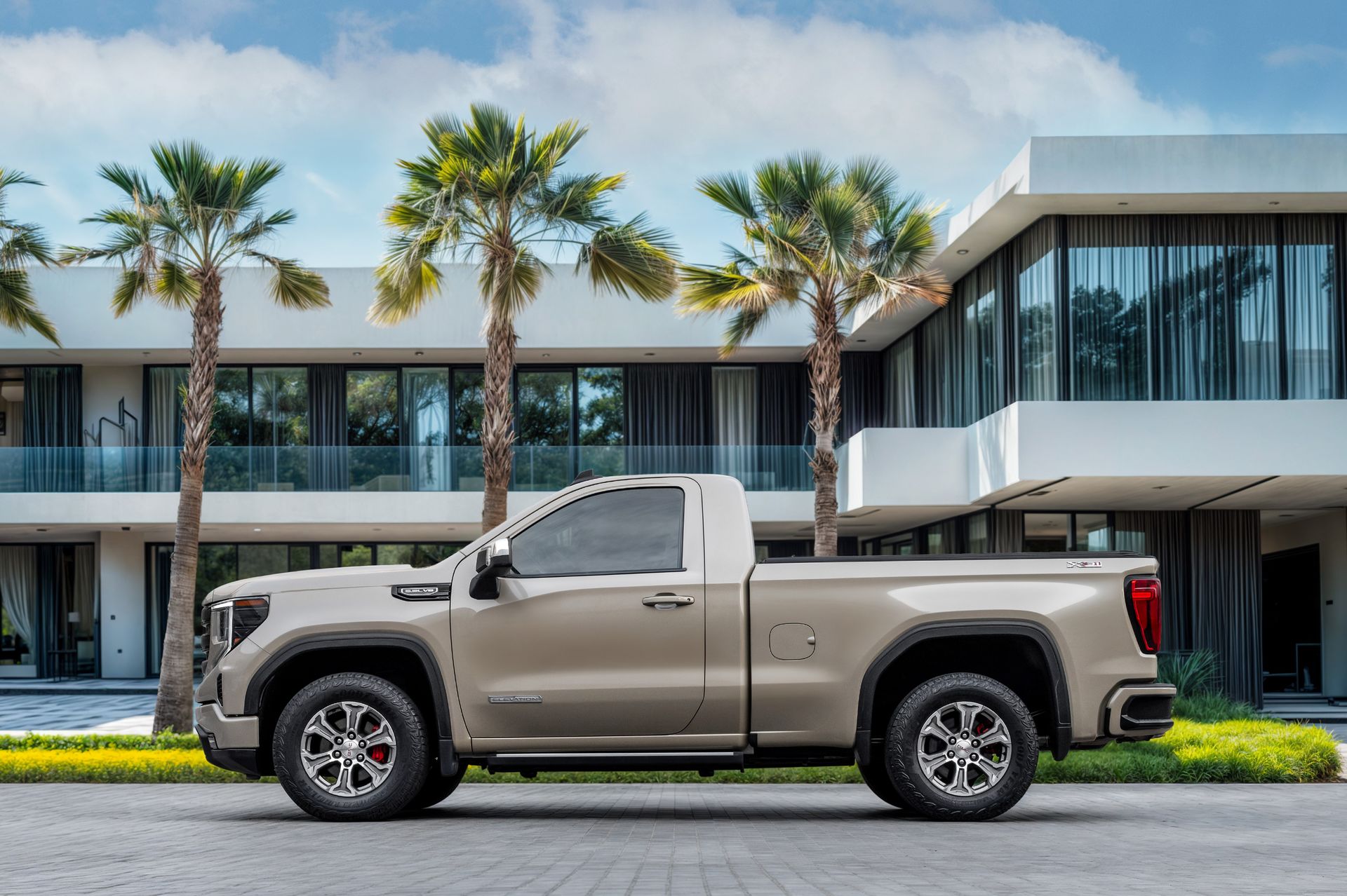 2023 GMC Sierra photo 2