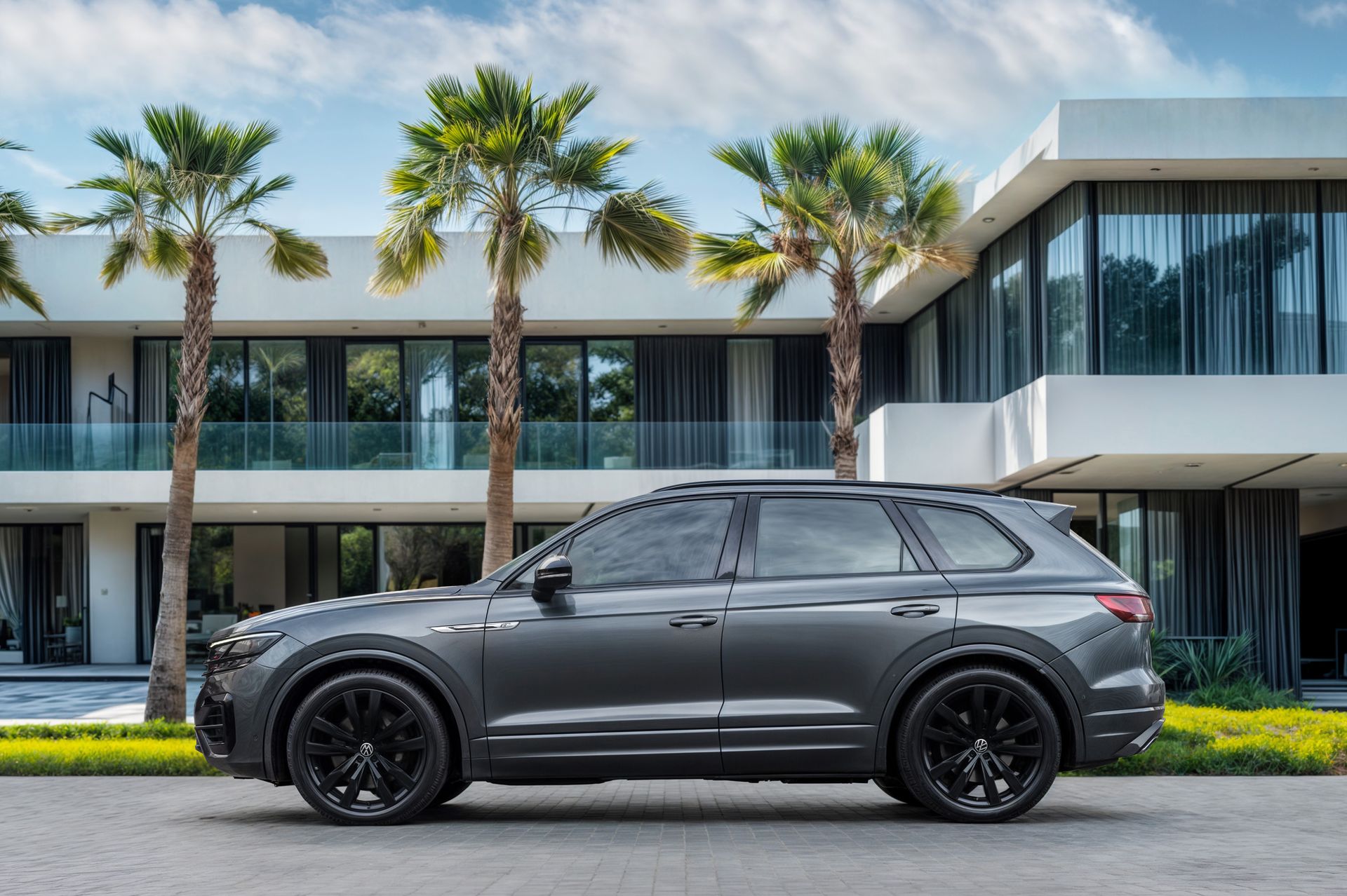 2021 Volkswagen Touareg photo 2
