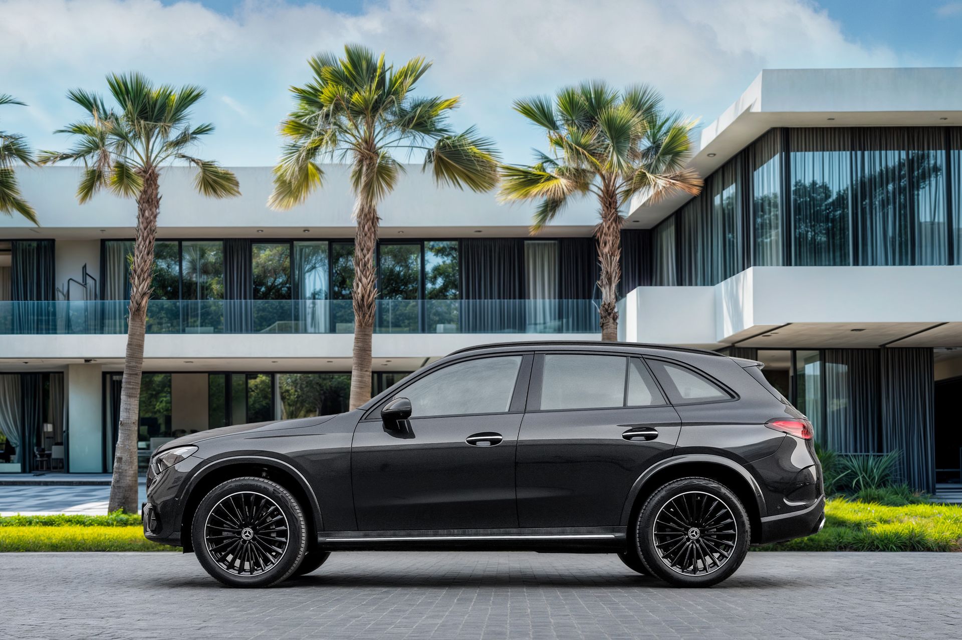 2025 Mercedes-Benz GLC photo 2