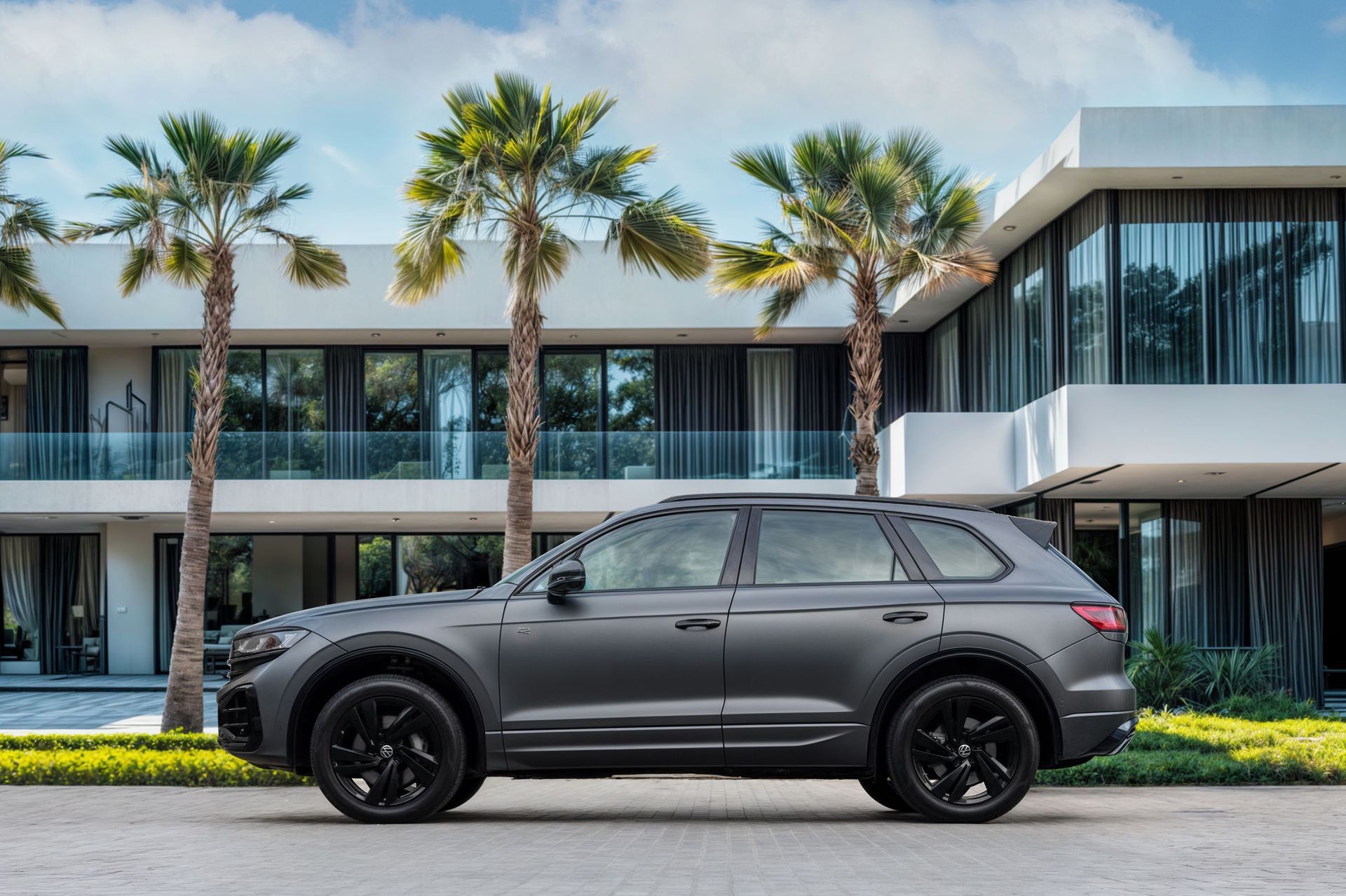 2024 Volkswagen Touareg photo 2